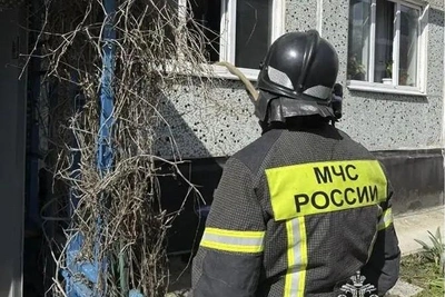 Пожарные в Ефремове эвакуировали подростка из горящей квартиры