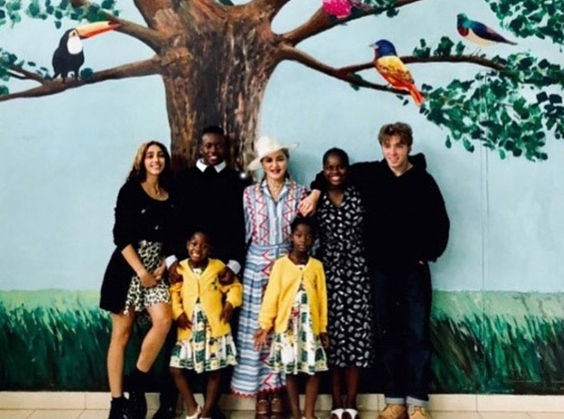 Редкий семейный выход: Мадонна и все ее дети в Малави
