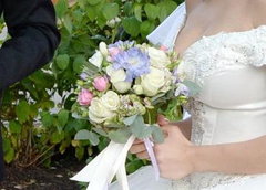 Хороший тамада, и конкурсы интересные: на свадьбе в Петербурге жених побрил налысо невесту