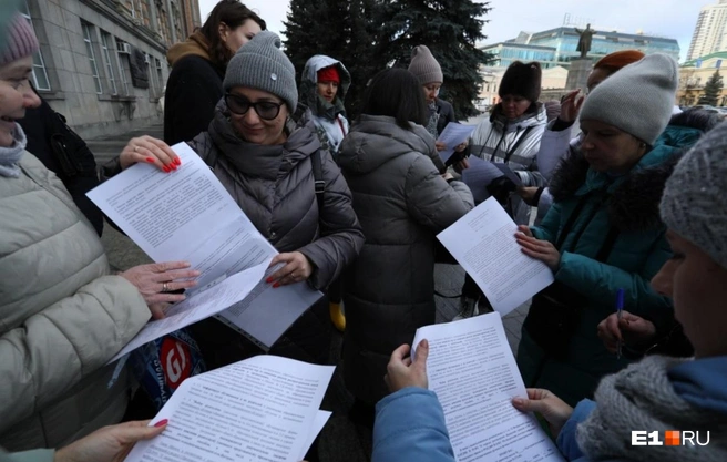 Группа родителей стала активно протестовать против дистанта, но не все с ними согласны | Источник: Марина Молдавская / Е1.RU