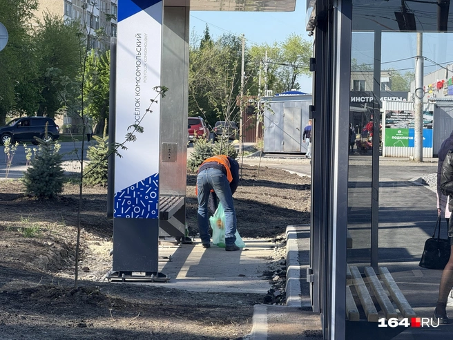 В Комсомольском утром на остановках бутылки | Источник: Сергей Петунин / 164.RU