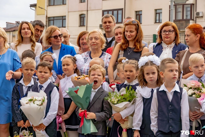 Родители явно радостнее первоклассников | Источник: Кирилл Поверинов / 76.RU