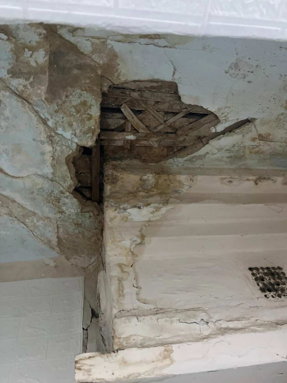 Часть потолка обрушилась