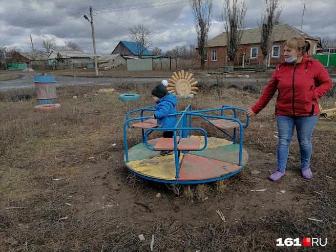 Малыши радовались даже таким качелям | Источник: Сабина Бондарь / 161.RU