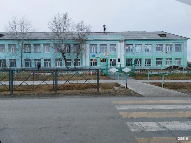 Октябрь 2021 года: школа выглядела так. Справа — часть, которая сегодня обрушилась | Источник: Дмитрий К. / 2ГИС