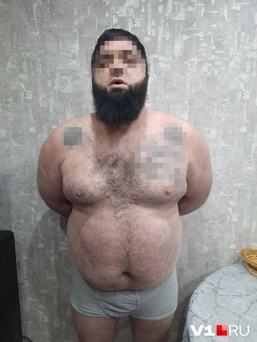 На плечах задержанного — татуировки с символикой запрещенной организации | Источник: читатели V1.RU