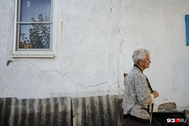 Оползень потихоньку уничтожает поселок | Источник: Дарья Паращенко / 93.RU