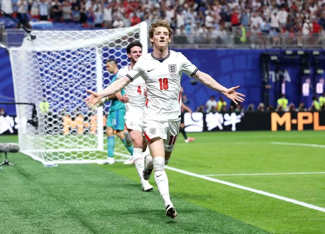 Гордон выводит сборную Англии вперед | Источник: Fifa.com