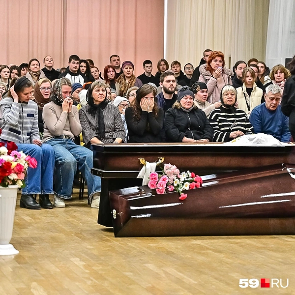 Сотни людей скорбели вместе с семьей учительницы  | Источник: Василина Любимова / 59.RU