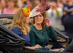 Принцессы Беатрис и Евгения покинули Великобританию на фоне скандала с отцом