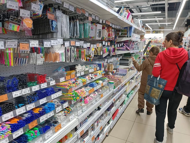 Стоимость «школьного набора», включающего одежду, обувь, ранец и школьные принадлежности, составила 16,5 тысячи рублей для мальчиков и 18,6 тысячи для девочек | Источник: kuzrab.ru