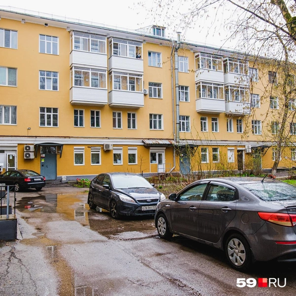 Когда наш фотограф приехал к дому, во дворе стояло всего три машины | Источник: Тимофей Калмаков / 59.RU