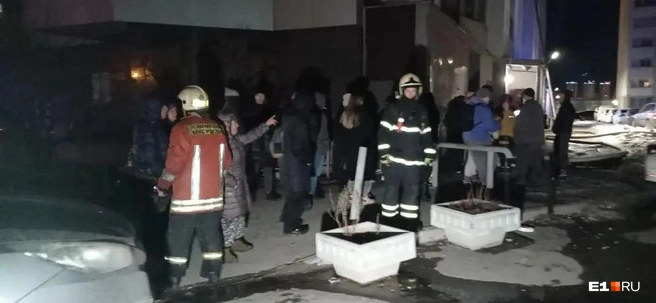 Жильцов эвакуировали на улицу