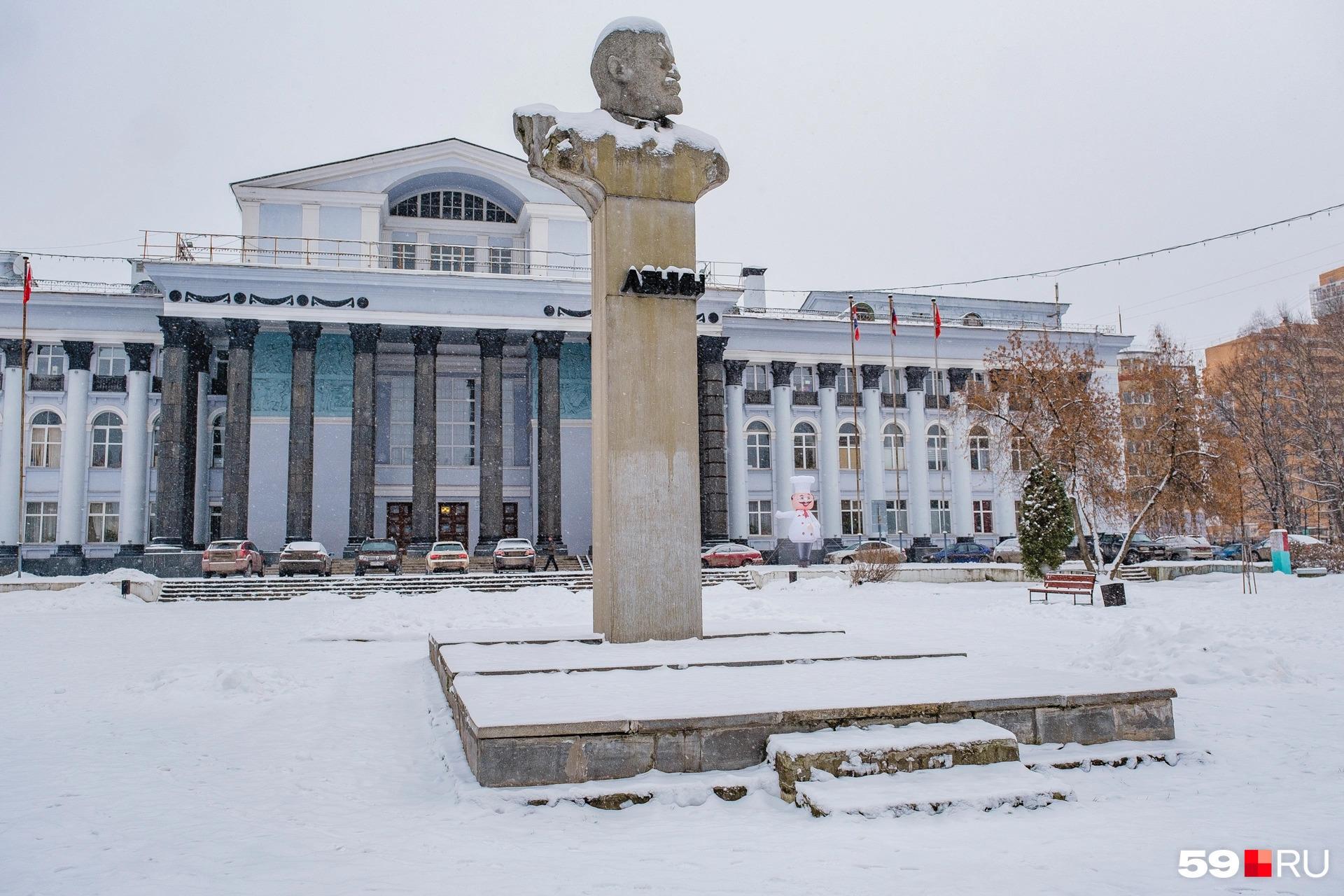 Дк пермский. Дворец культуры имени в. и. Ленина (Пермь). Дворец Ленина Пермь. ДК Ленина Пермь. Памятник Ленину ДК Ленина Пермь.