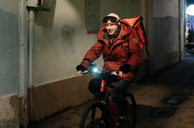 Курьер Дима вынужден притвориться терапевтом | Источник: «Кинопоиск»