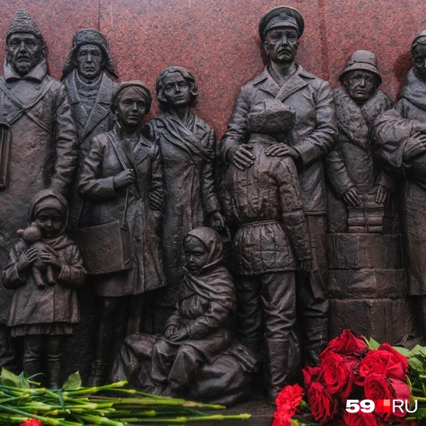 К фигурам эвакуированных возложили красные гвоздики | Источник: Тимофей Калмаков / 59.RU
