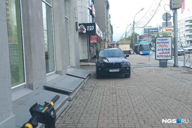 Места для прохода пешеходов, конечно, достаточно много, но такую наглую парковку это не оправдывает | Источник: читатель НГС