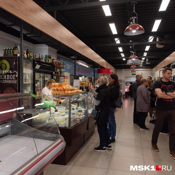 Но от этого людей меньше не становилось. Очереди выстраивались за продуктами  | Источник: Дарья Шутова / MSK1.RU