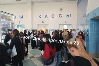 Ярославцы стоят в очередях за проездными