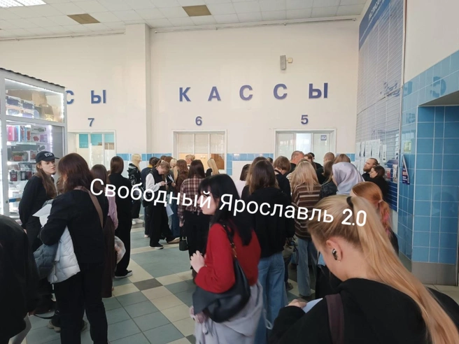 Молодежь в Ярославле выстроилась в очередь за проездными | Источник: Свободный Ярославль / Vk.ru