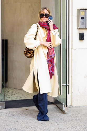 Как Дженнифер Лоуренс делает офисный лук киношным: пальто, шарф и леопард | marieclaire.ru