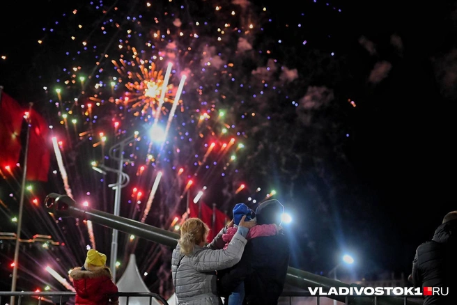 Салют гремел от Светланской до центра города | Источник: Елена Буйвол / VLADIVOSTOK1.RU