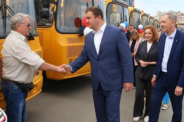 Губернатор лично вручил ключи от новых автобусов водителям и директорам школ | Источник: правительство Омской области