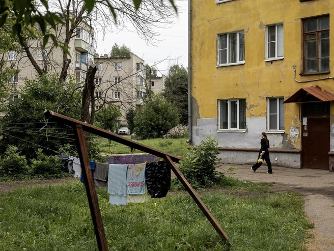 Перекладина для сушки белья покосилась, но все еще используется. | Источник: Александр Куренной / 76.RU