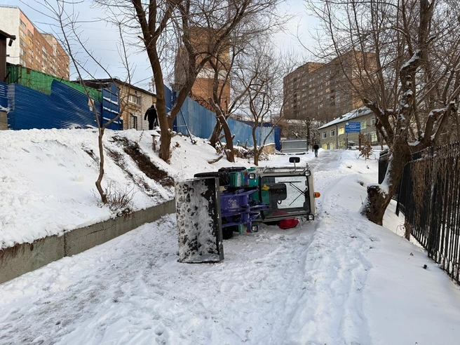 Komatsu съехал с дороги и перевернулся | Источник: Prim_police / T.me