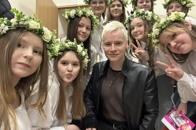 На концерте в Тюмени SHAMAN спел с юными поклонницами