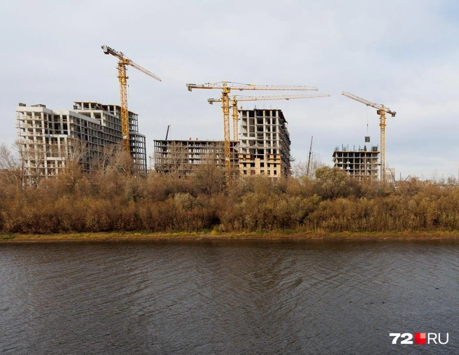 Активно ведется строительство нового жилья у реки и в Тюмени. Особо ценятся (во всех смыслах) в таких новостройках квартиры с видом на набережную | Источник: Ирина Шарова / 72.RU