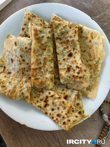 Гёзлеме бывает с разной начинкой. Мы пробовали со шпинатом, курицей и сыром | Источник: Алена Кашпарова / «ИрСити»