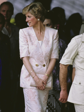 Фото №29 - От персикового до фуксии: как принцесса Диана носила розовый цвет (и почему он ей так шел)