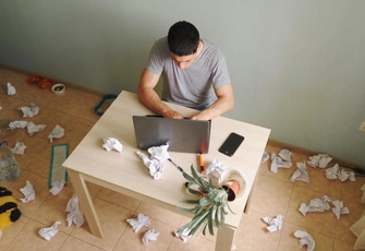 «У нас гостевой брак, и я впервые за долгое время увидела квартиру мужа — это свалка! Он не был таким, что произошло?»