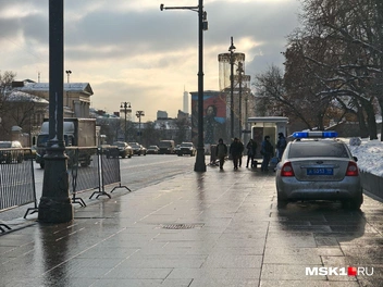 Машина полиции припаркована на тротуаре | Источник: Серафима Путиева / MSK1.RU