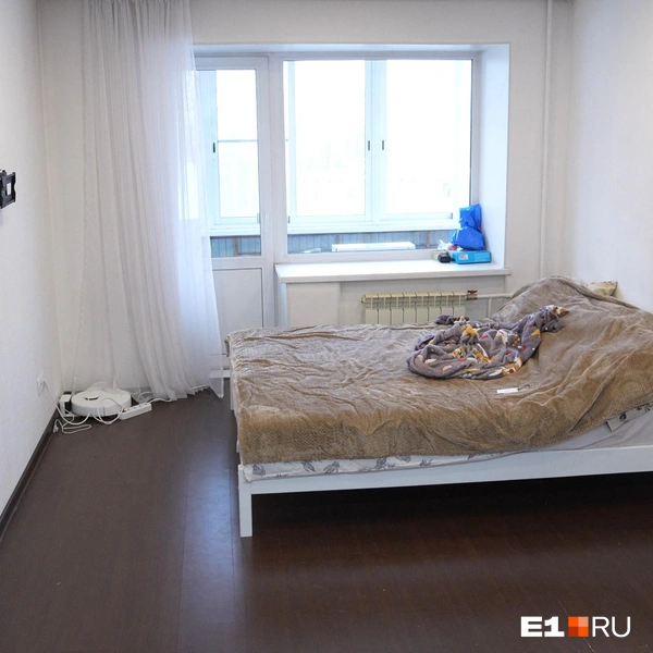 Внутри очень холодно. Молодой человек ходит по комнате в шерстяных носках и тапочках | Источник: Кирилл Кушнов / E1.RU