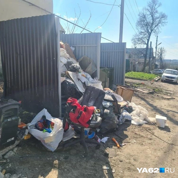 Однако многие люди несут сюда даже офисные кресла, буквально заваливая ее до самого верха | Источник: Светлана Коновалова / YA62.RU