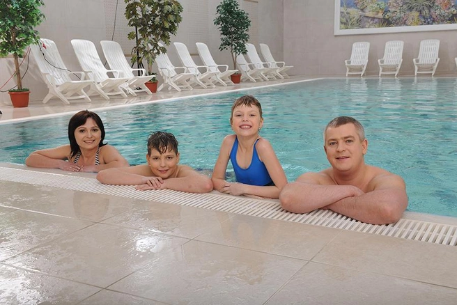 Майские праздники — отличное время для отдыха всей семьей, и важно провести их с максимальной пользой, чтобы войти в лето полными сил и энергии. А для этого совсем необязательно ехать далеко и долго планировать поездку: лучшие идеи и решения всегда оказываются рядом, а спонтанные путешествия оставляют самые яркие воспоминания. Белокуриха ждет вас!