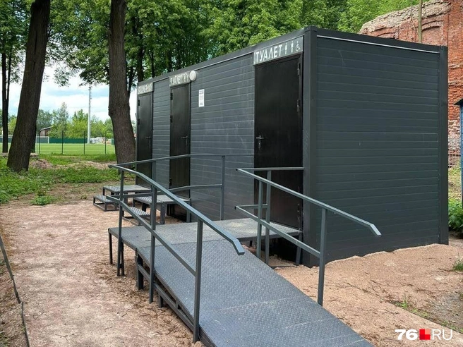 Установлен, но не открыт туалет в Петропавловском парке на Перекопе | Источник: читатель 76.RU