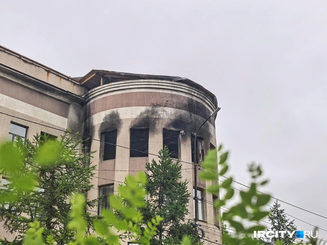По следам сажи можно представить, как огонь вырывался из окон | Источник: Алёна Кашпарова / «ИрСити»