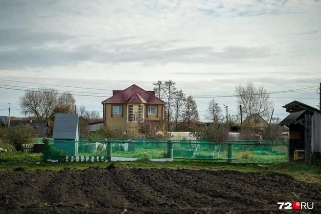 Коттедж экс-главы&nbsp;— один из самых красивых и больших домов в Аромашево | Источник: Илья Чикотин / 72.RU