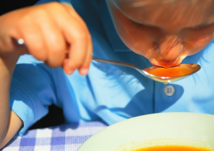 «Пустые калории и лишняя нагрузка»: какие супы стоит исключить из рациона ребенка