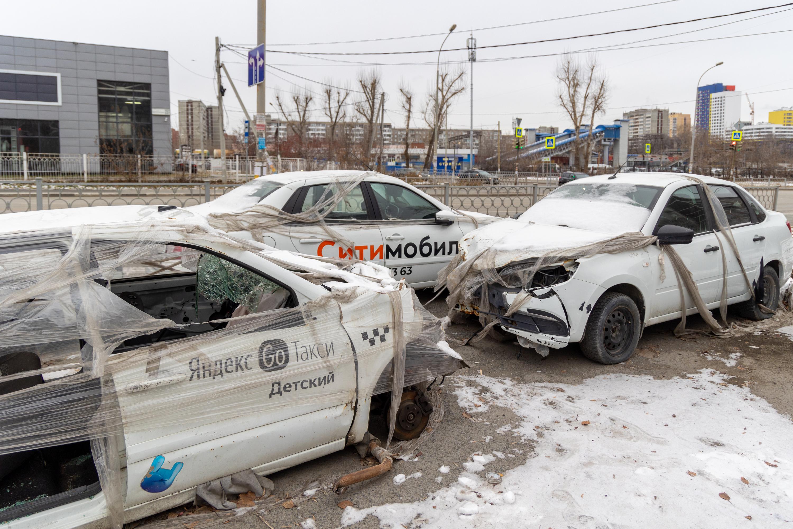 В Екатеринбурге на перекрестке улиц Черепанова и Бебеля устроили свалку  таксопарка - 24 ноября 2023 - Е1.ру