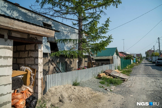 У самого края участка стоят здания питомника. Дом хозяев и помещения для содержания собак в клетках. На улице здесь стойкий запах аммиака | Источник: Александр Ощепков