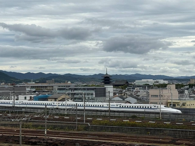 В Японии есть скоростные поезда — синкансены. На них очень быстро можно добраться почти куда угодно | Источник: личный архив