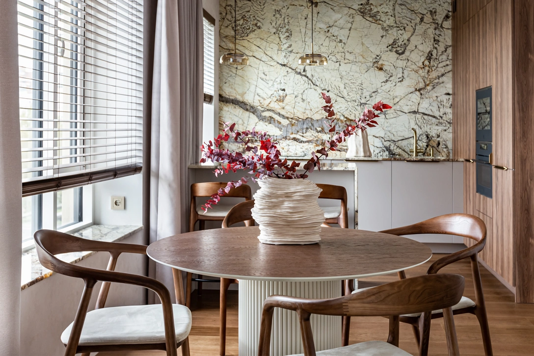 Кухня, «Стильные кухни». Паркетная доска, Karelia. Обеденный стол, «Ток мебель». Стулья, Artfabrick. | Источник: Татьяна Никитина. Стиль: Наталья Орешкова