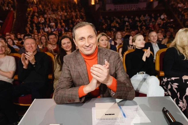 Раньше Вадим играл в КВН, а теперь занимает почетное место в жюри | Источник: Вадим Галыгин / Vk.com