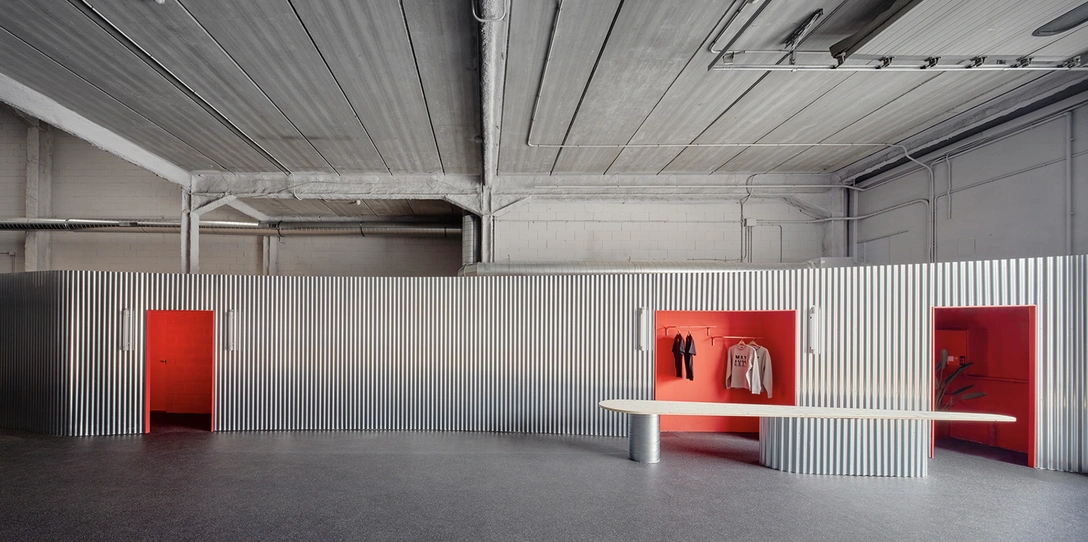 В Испании переделали старый склад в современный фитнес-центр — вот, как он выглядит! | Источник: Auba Studio