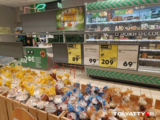Для куличей поставили специальные коробы — люди набирают сразу по несколько штук | Источник: Юлия Дроглева