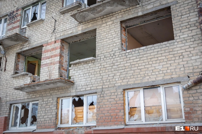 Пока демонтированы еще не все балконы | Источник: Владислав Лоншаков / E1.RU